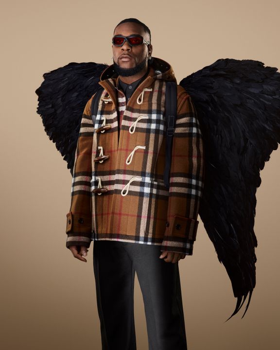 这篇文章。文章标题：BURBERRY LAUNCHES 
