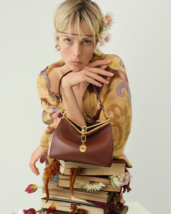 Etro Unveils The New Vela Bag Fall Campaign illustration 1