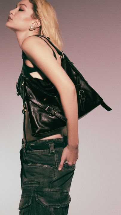 FOR SPRING-SUMMER 2023, GIVENCHY CELEBRATES PARISIAN ATTITUDE IN A POWERFUL NEW STATEMENT BAG : THE VOYOU illustration 1