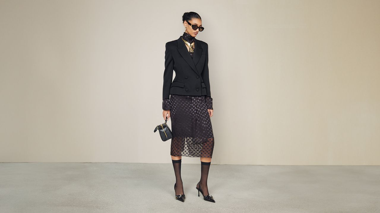 For Fall 2024, Givenchy presents the Antigona Cube illustration 1