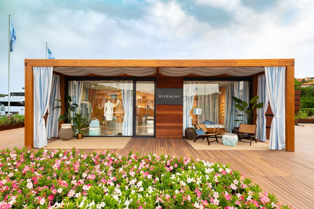 Givenchy inaugurates its plage pop-up in Porto Cervo illustration 1