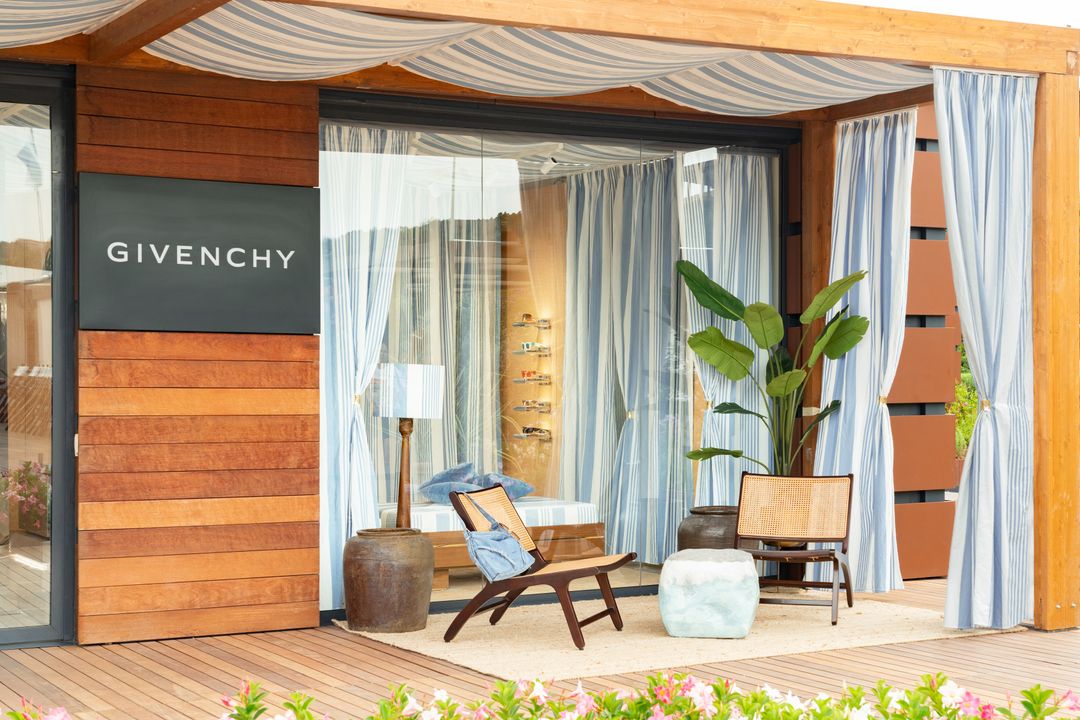 Givenchy inaugurates its plage pop-up in Porto Cervo illustration 3