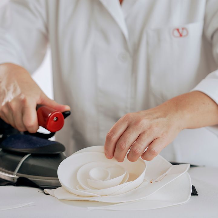 VALENTINO GARAVANI ROSE-ROUCHE 1959 PUMPS illustration 2