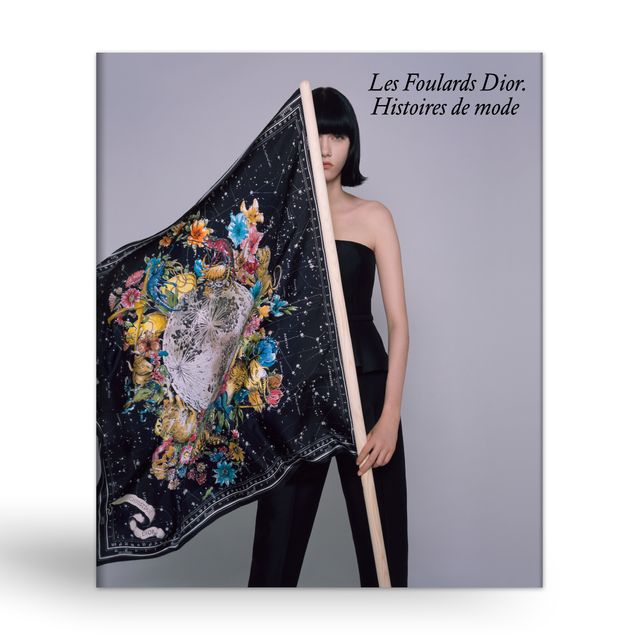 The book « Dior Scarves. Fashion Stories », published by Thames & Hudson