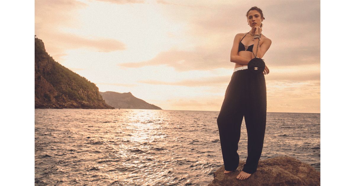 The article: The CHANEL COCO BEACH 2022 collection campaign