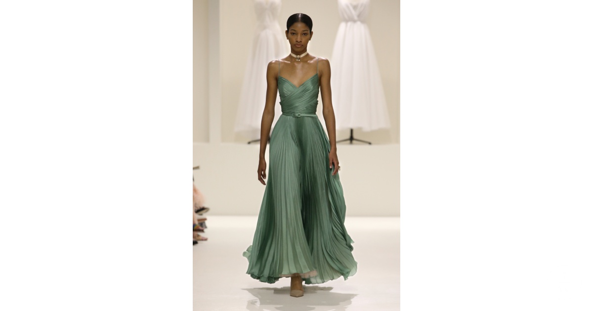 Christian Dior F/W 18 couture #40 - Tagwalk: The Fashion Search Engine