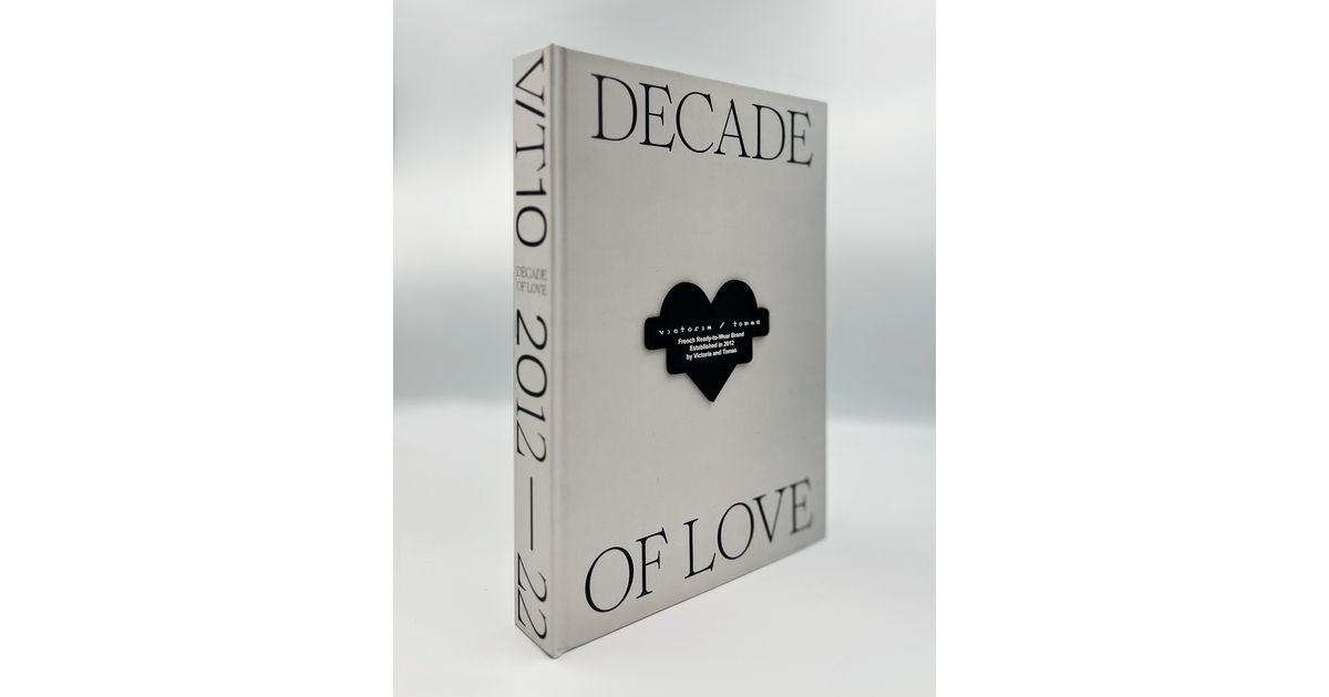 The article: VICTORIA/TOMAS IDEA OF GIFT | BOOK DECADE OF LOVE