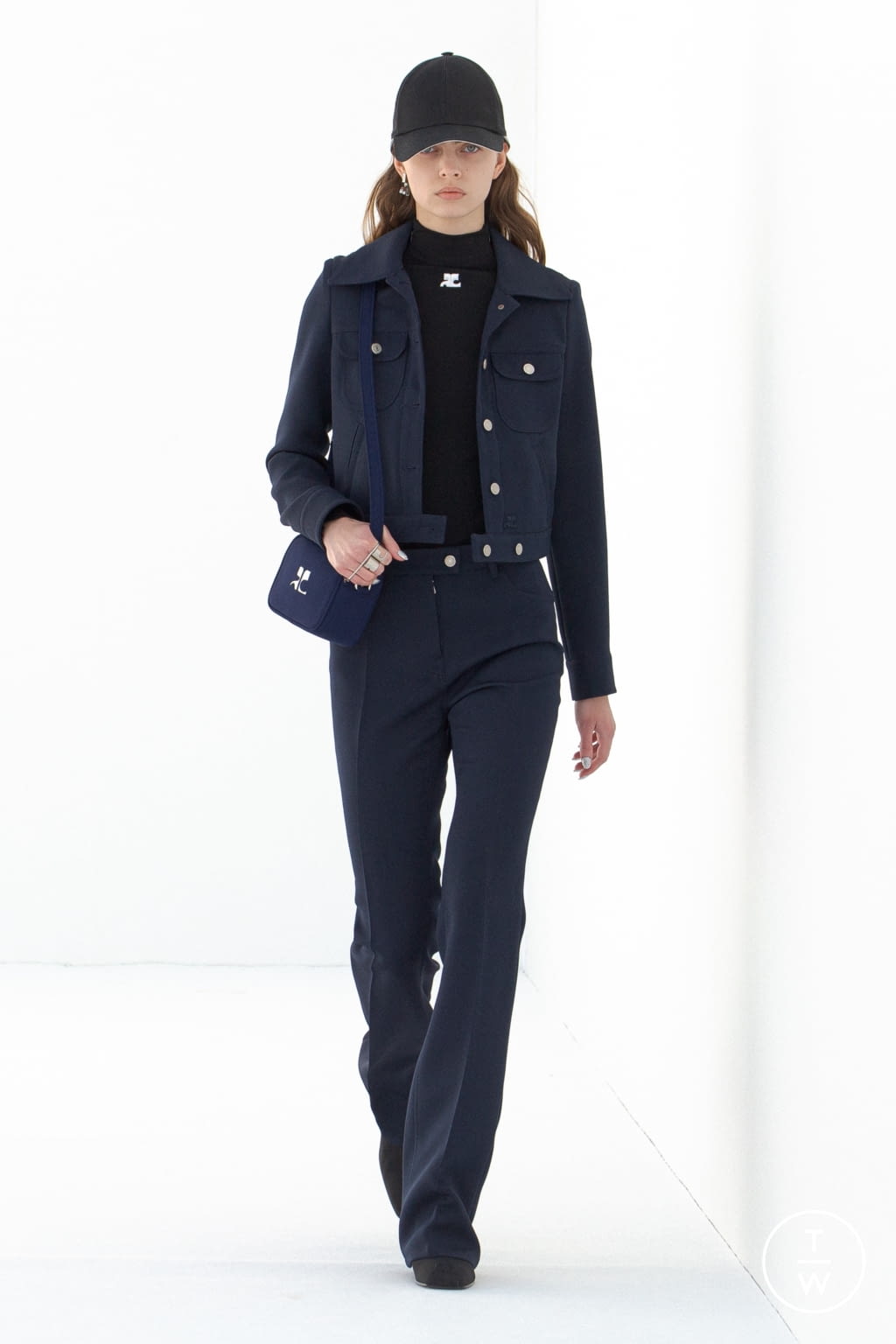 Fashion Week Paris Fall/Winter 2021 look 23 from the Courrèges collection 女装