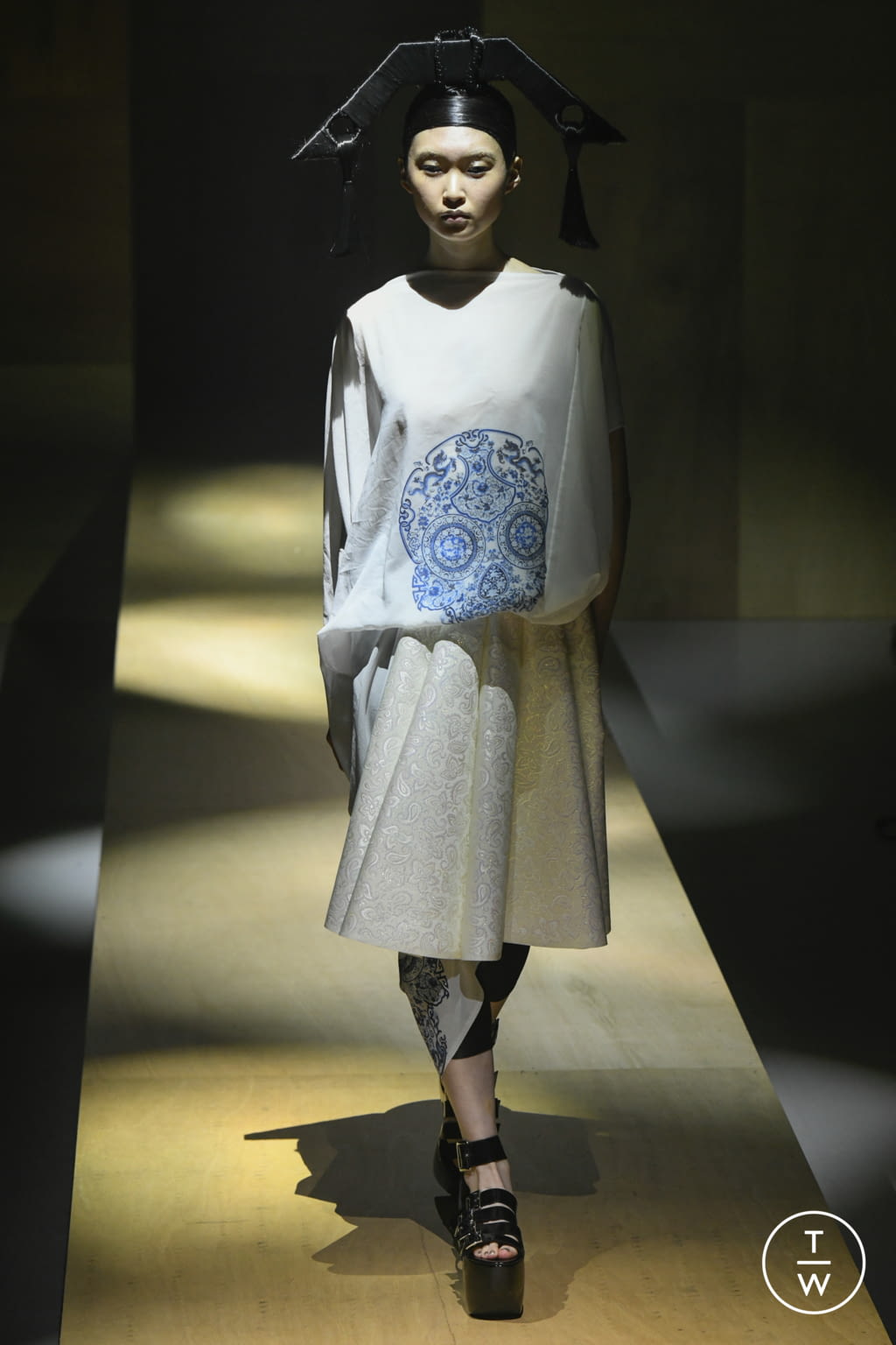 Fashion Week Paris Spring/Summer 2022 look 1 de la collection Junya Watanabe womenswear