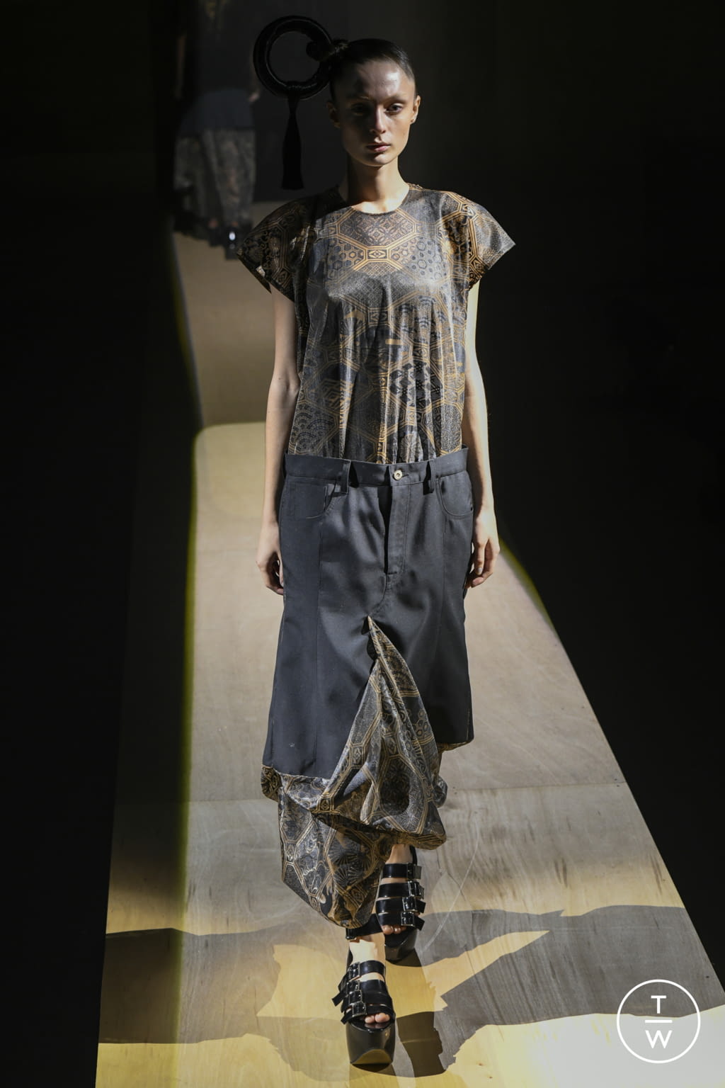 Fashion Week Paris Spring/Summer 2022 look 11 from the Junya Watanabe collection womenswear