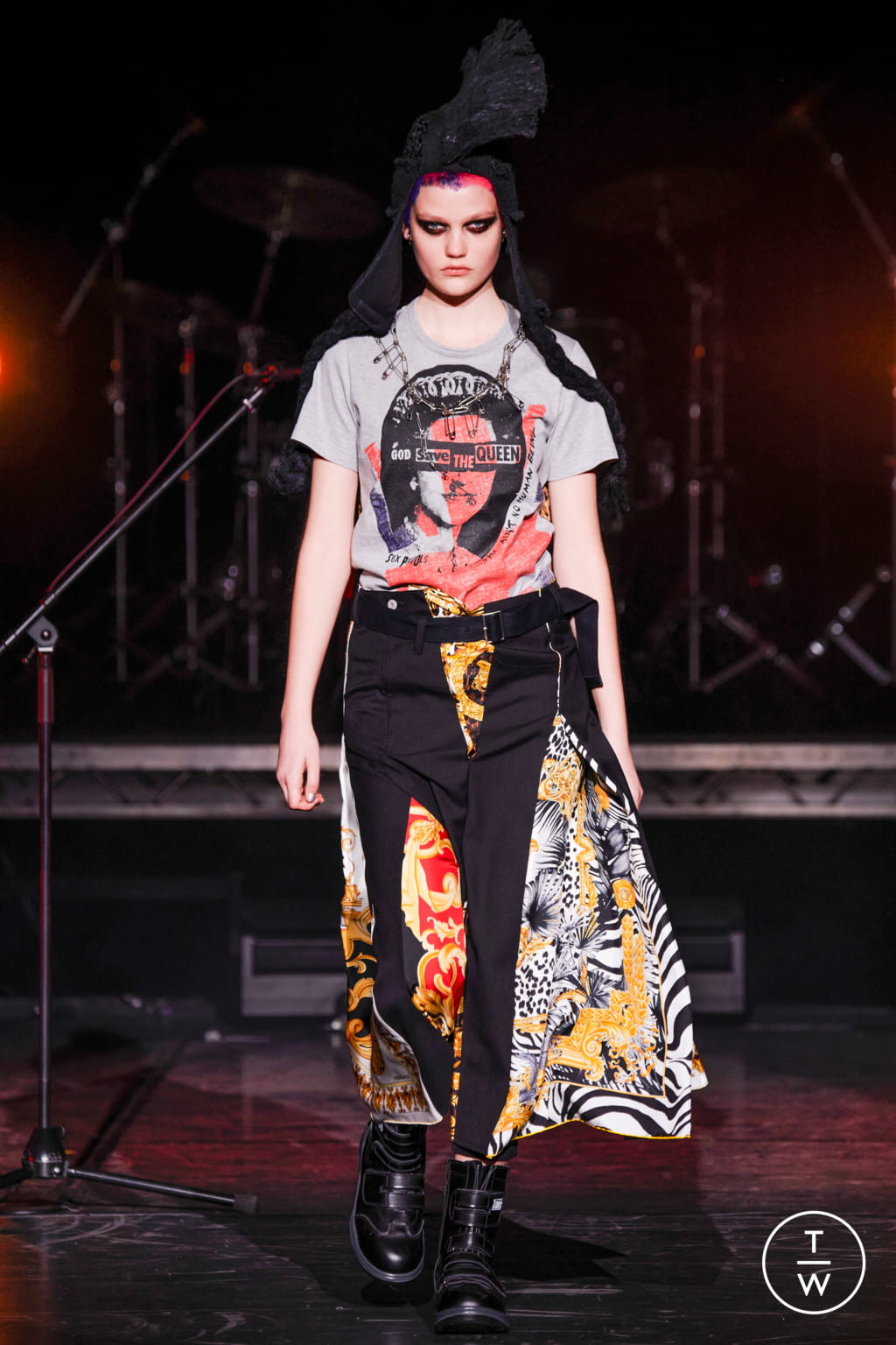 Fashion Week Paris Fall/Winter 2021 look 43 from the Junya Watanabe collection womenswear