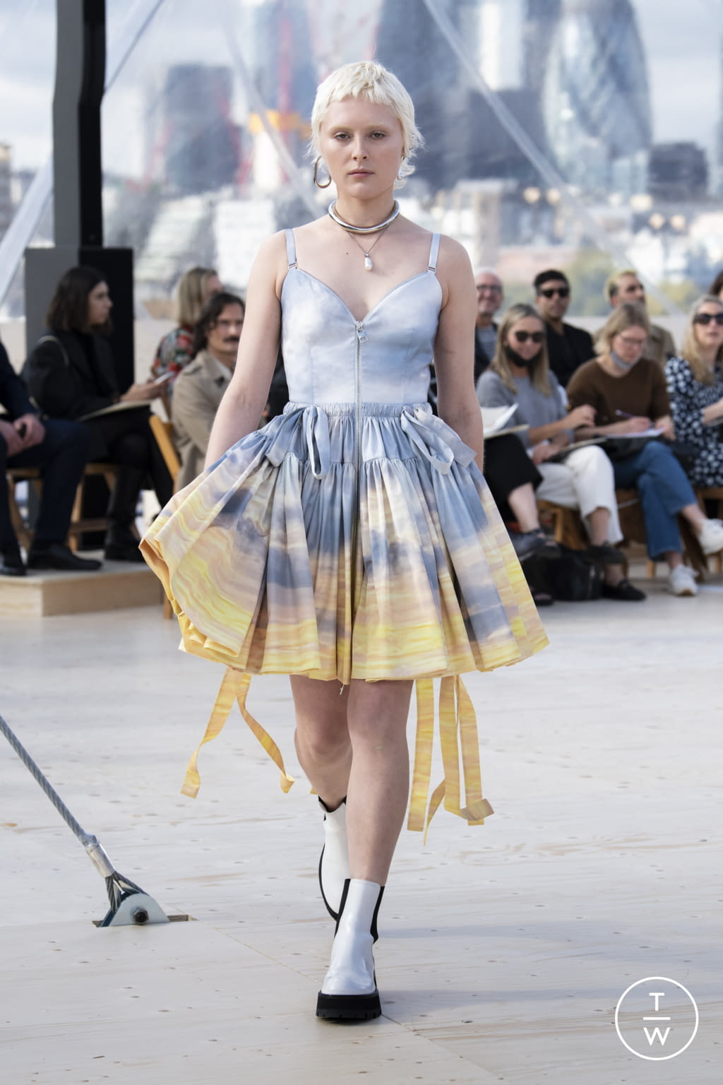 Fashion Week London Spring/Summer 2022 look 2 de la collection Alexander McQueen womenswear