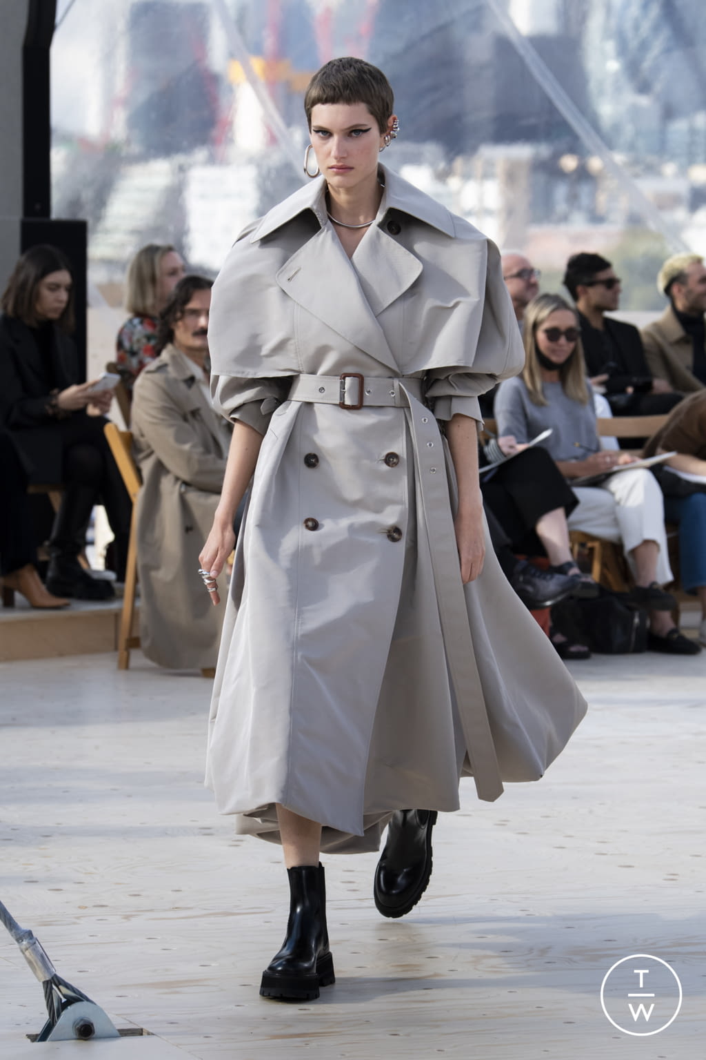 Fashion Week London Spring/Summer 2022 look 10 de la collection Alexander McQueen womenswear