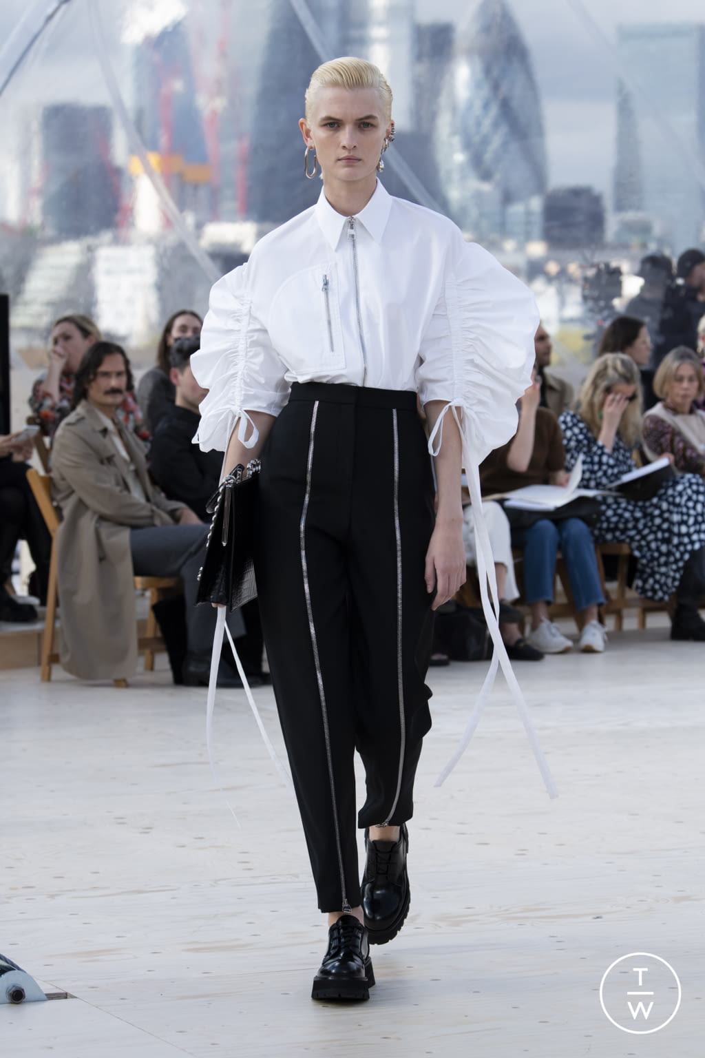 Fashion Week London Spring/Summer 2022 look 12 de la collection Alexander McQueen womenswear