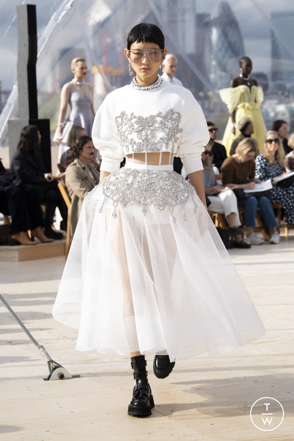 Fashion Week London Spring/Summer 2022 look 20 from the Alexander McQueen collection womenswear