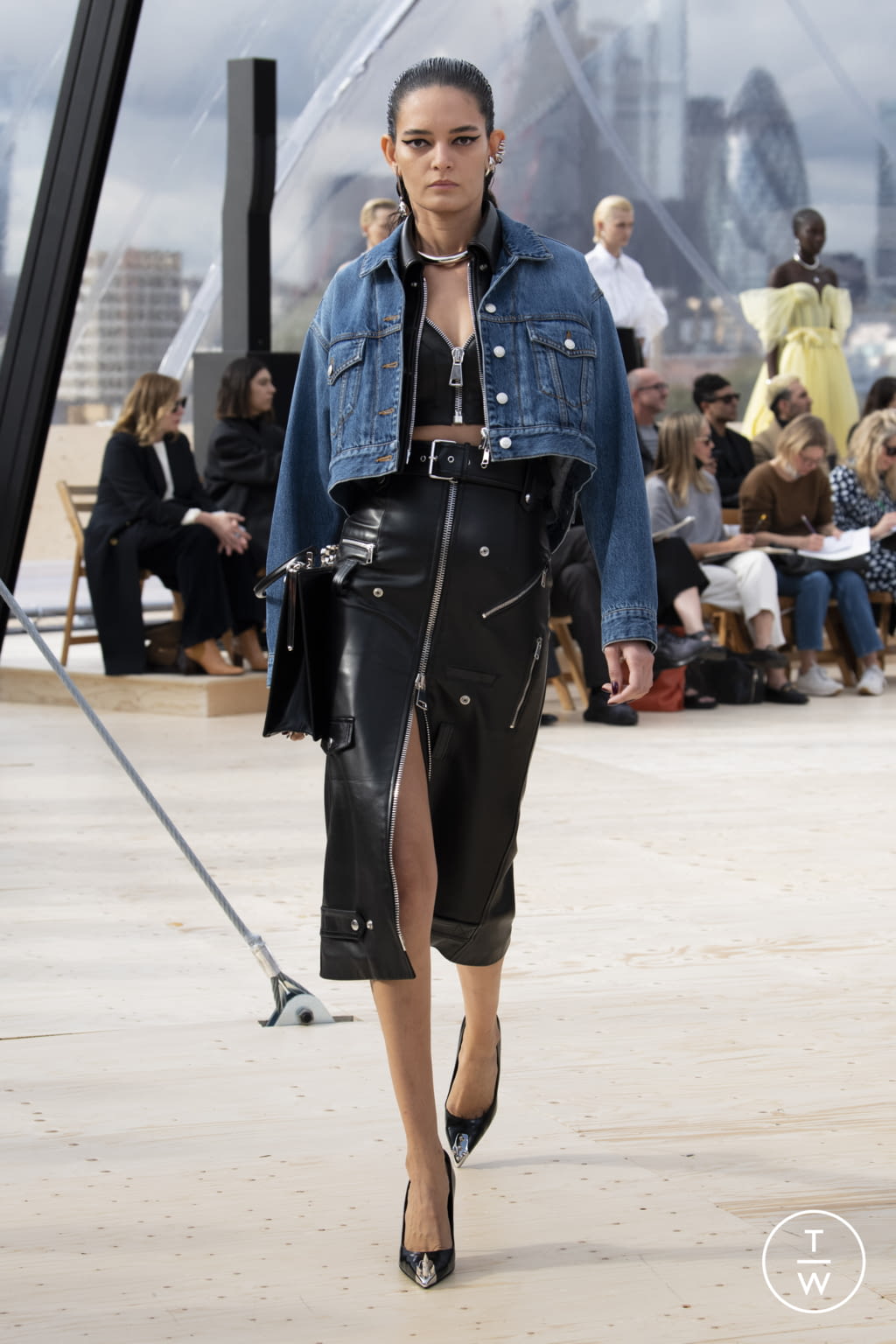 Fashion Week London Spring/Summer 2022 look 24 de la collection Alexander McQueen womenswear
