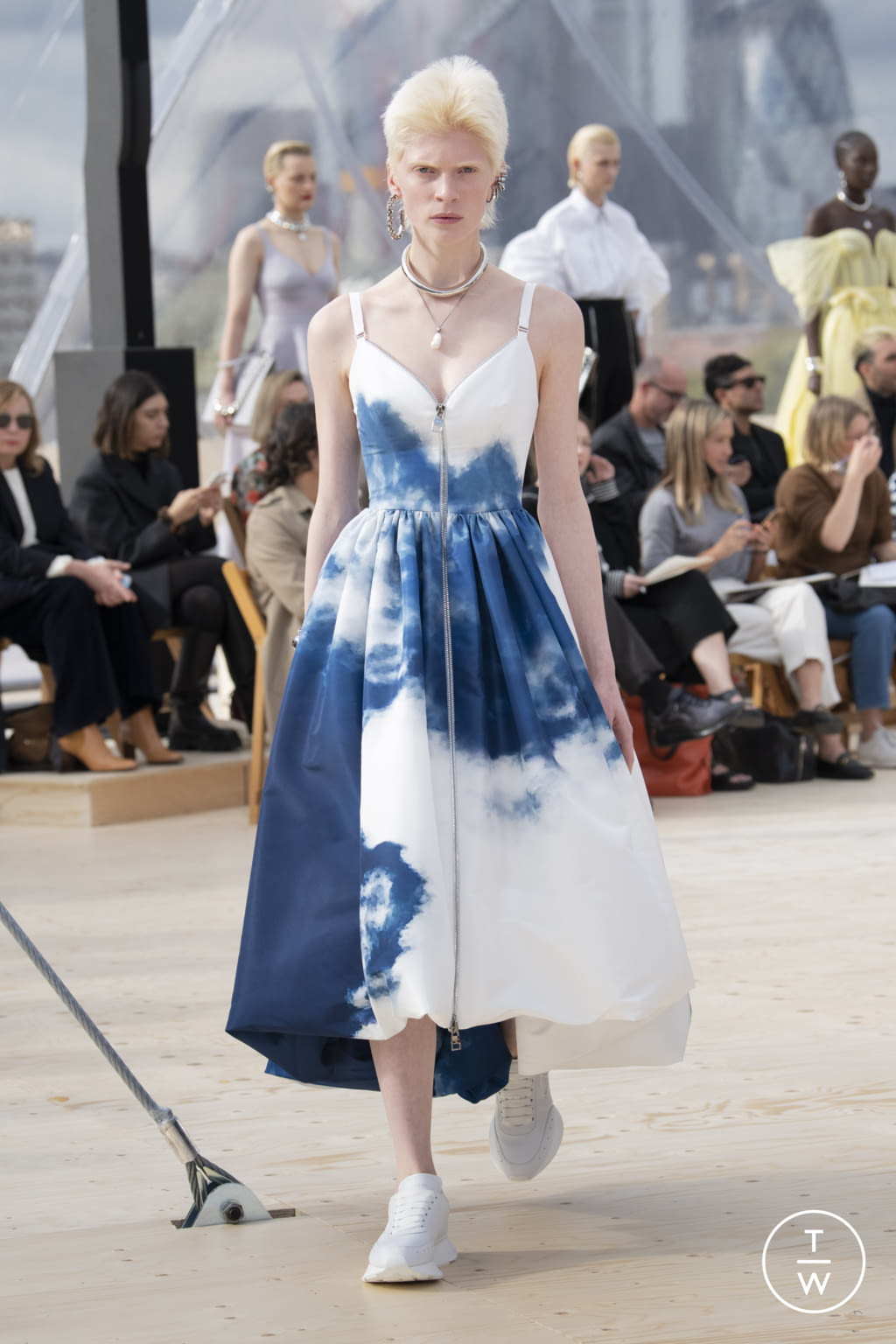Fashion Week London Spring/Summer 2022 look 27 from the Alexander McQueen collection womenswear