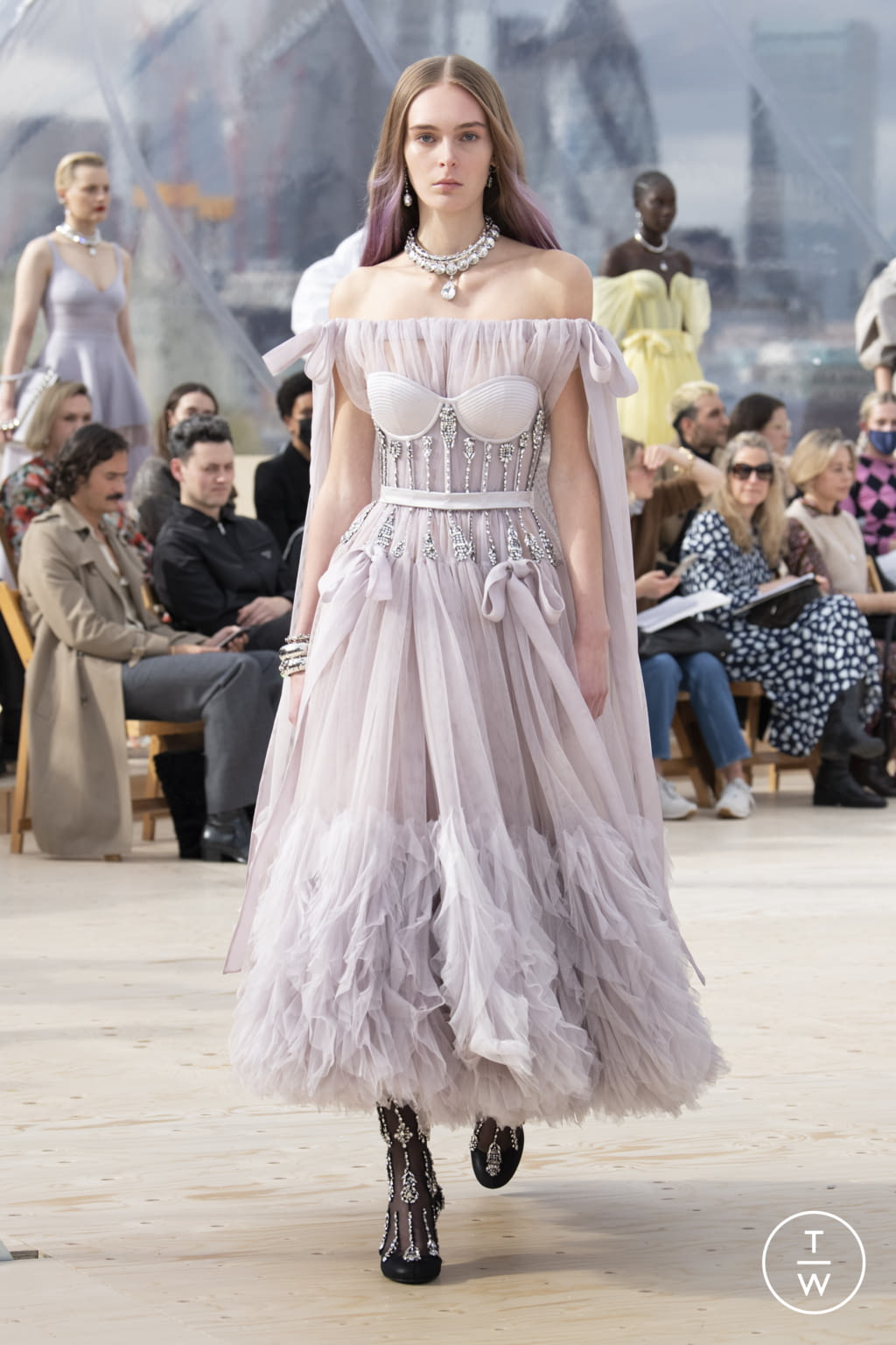 Fashion Week London Spring/Summer 2022 look 31 from the Alexander McQueen collection 女装