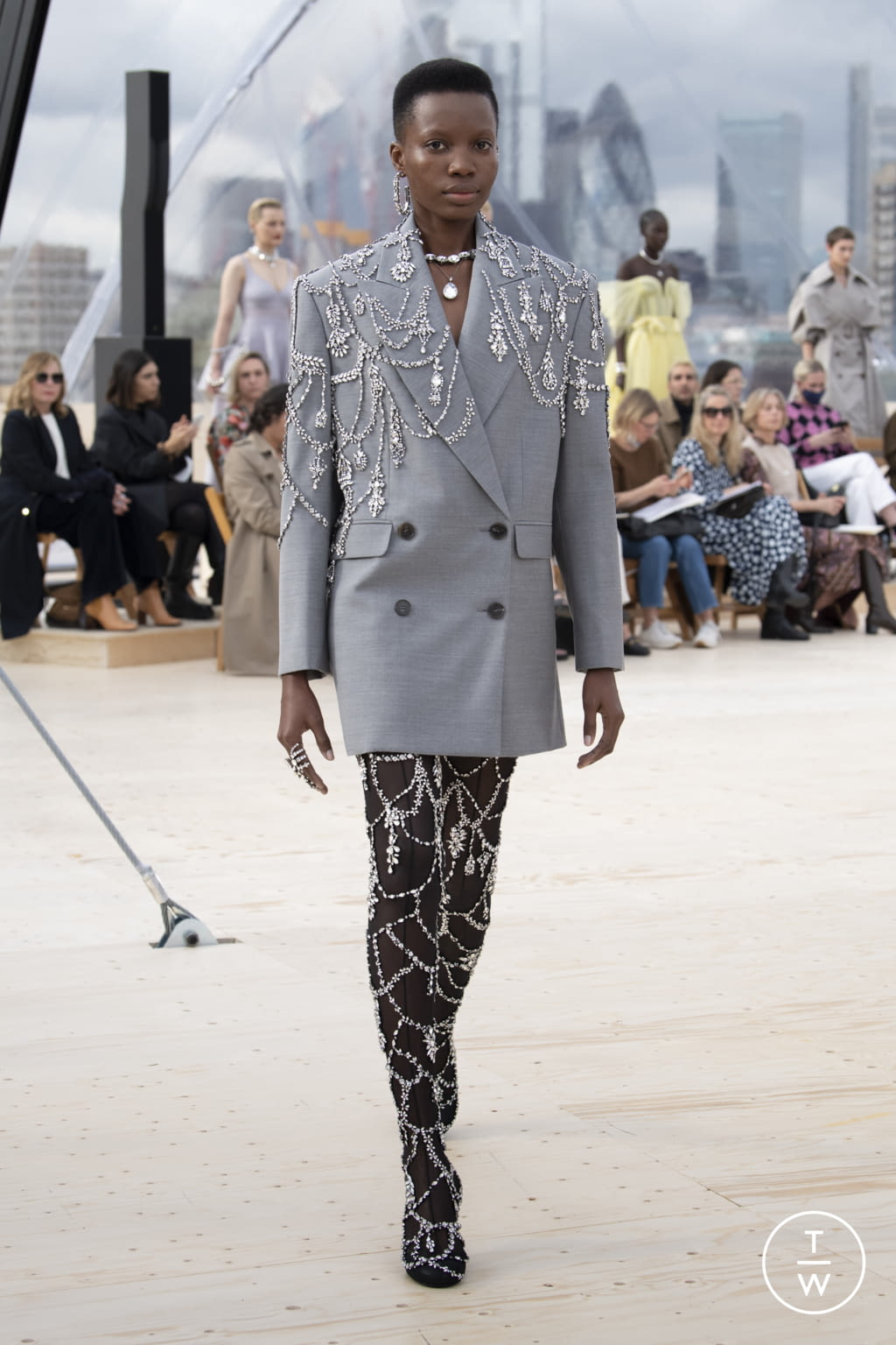 Fashion Week London Spring/Summer 2022 look 32 from the Alexander McQueen collection womenswear