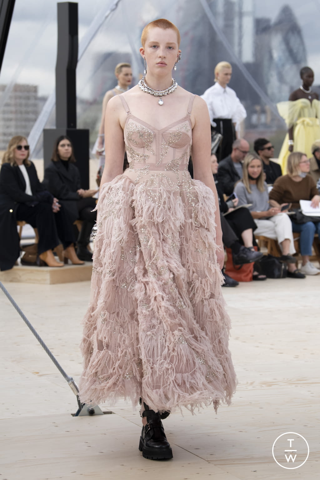 Fashion Week London Spring/Summer 2022 look 33 from the Alexander McQueen collection 女装