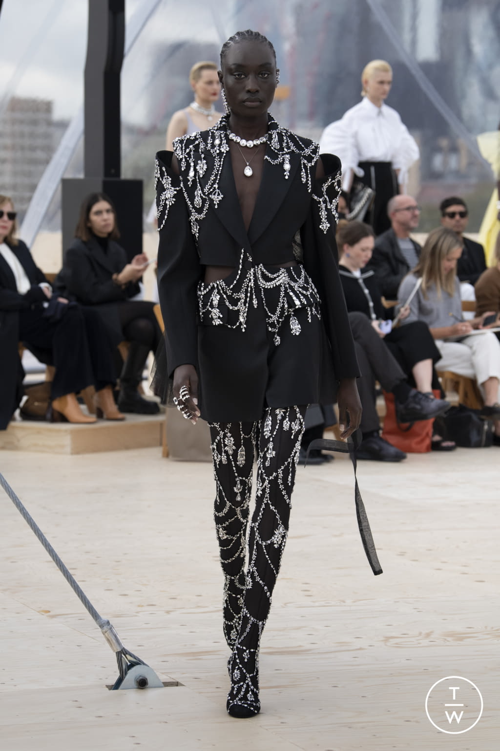 Fashion Week London Spring/Summer 2022 look 34 from the Alexander McQueen collection 女装