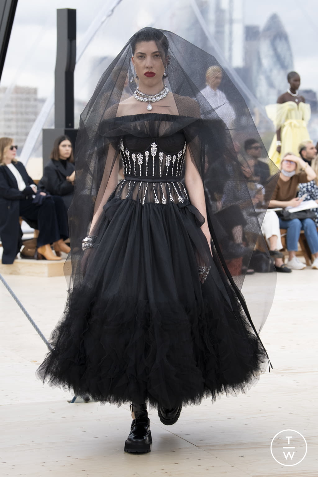 Fashion Week London Spring/Summer 2022 look 35 from the Alexander McQueen collection womenswear
