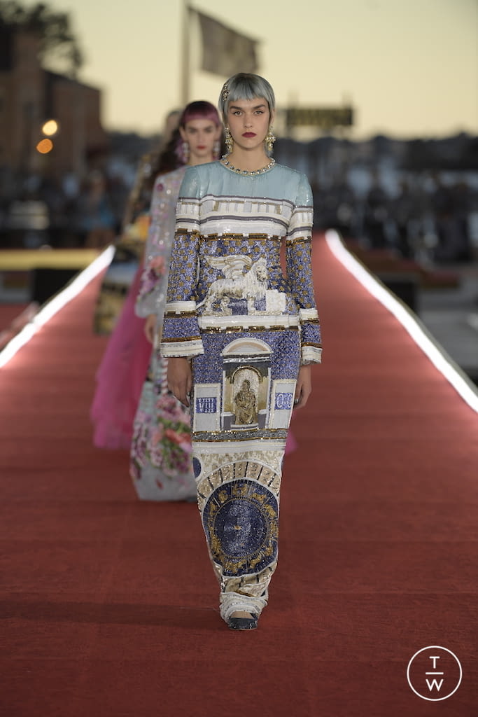 Fashion Week Paris Fall/Winter 2021 look 2 from the Dolce & Gabbana collection couture