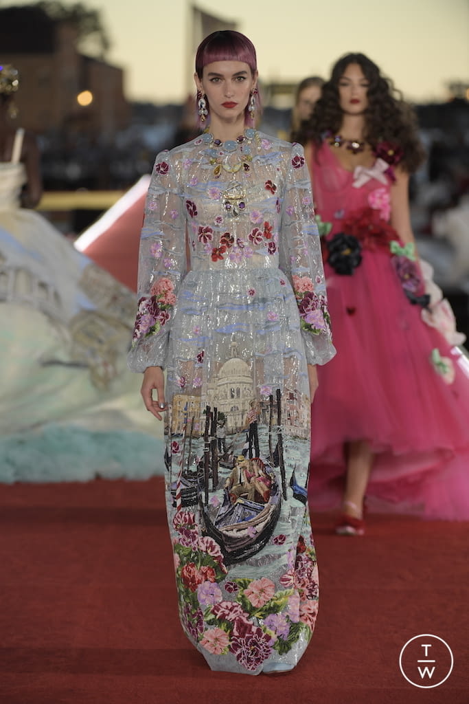 Fashion Week Paris Fall/Winter 2021 look 4 from the Dolce & Gabbana collection couture