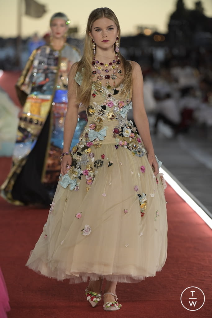 Fashion Week Paris Fall/Winter 2021 look 5 from the Dolce & Gabbana collection couture
