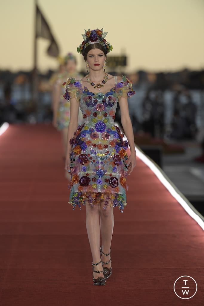Fashion Week Paris Fall/Winter 2021 look 14 from the Dolce & Gabbana collection couture