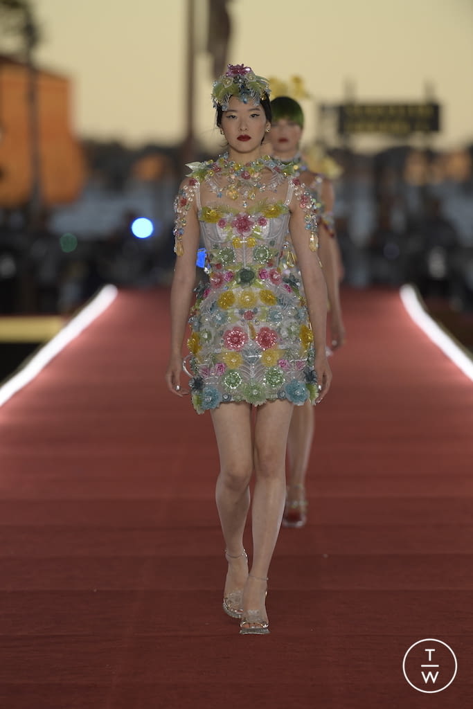 Fashion Week Paris Fall/Winter 2021 look 13 from the Dolce & Gabbana collection 高级定制