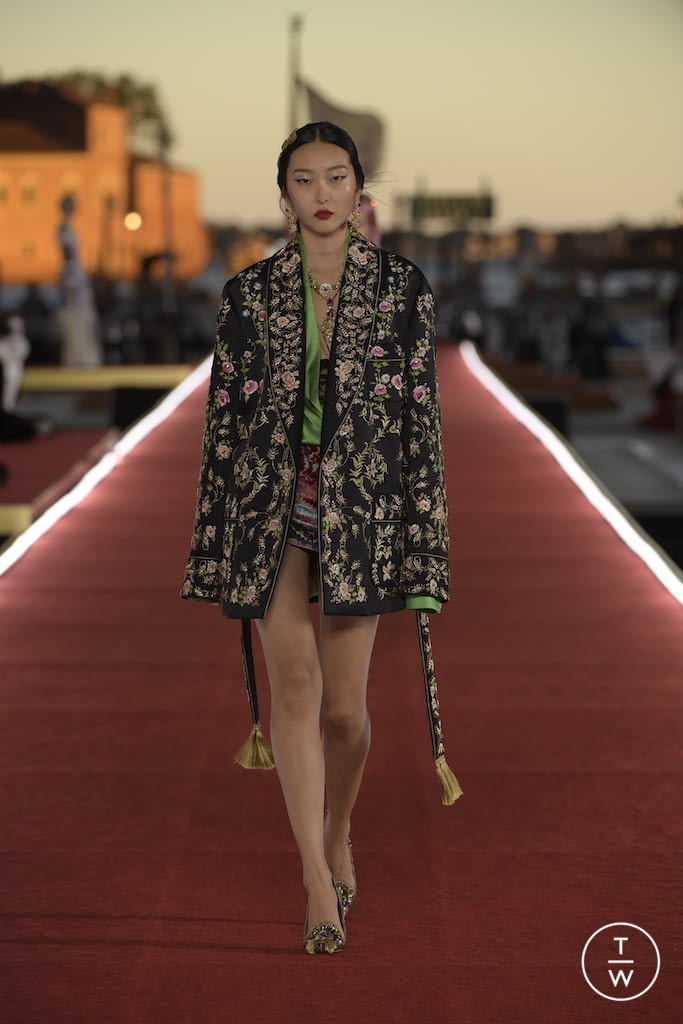 Fashion Week Paris Fall/Winter 2021 look 24 from the Dolce & Gabbana collection 高级定制