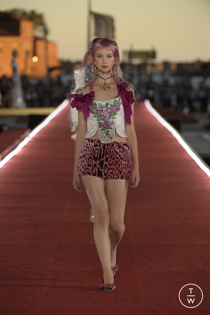 Fashion Week Paris Fall/Winter 2021 look 25 from the Dolce & Gabbana collection 高级定制