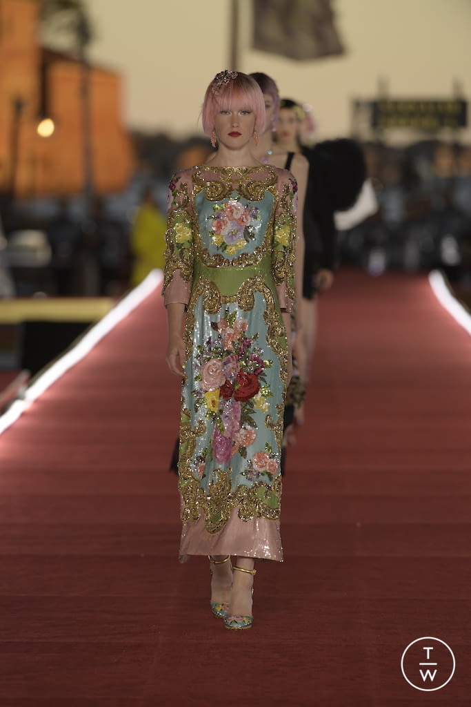 Fashion Week Paris Fall/Winter 2021 look 28 from the Dolce & Gabbana collection couture