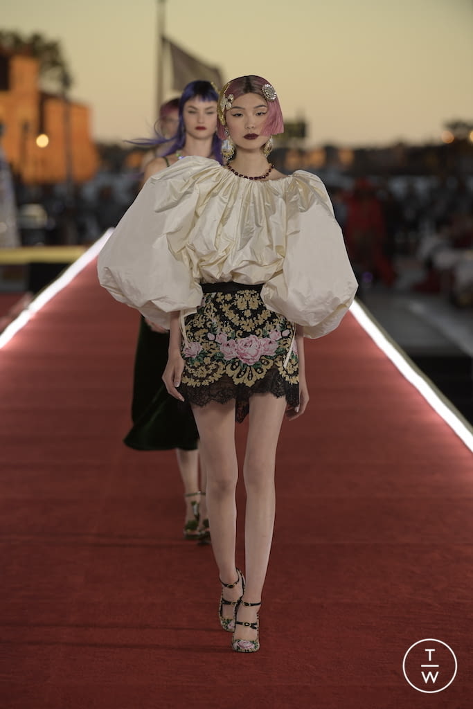 Fashion Week Paris Fall/Winter 2021 look 30 from the Dolce & Gabbana collection couture