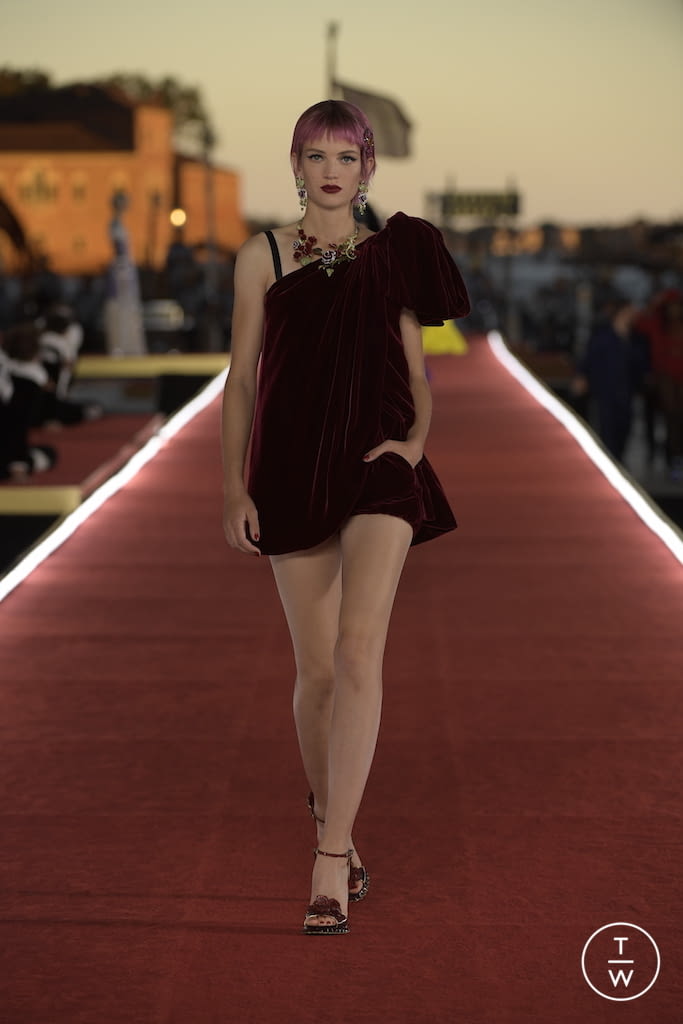 Fashion Week Paris Fall/Winter 2021 look 33 de la collection Dolce & Gabbana couture