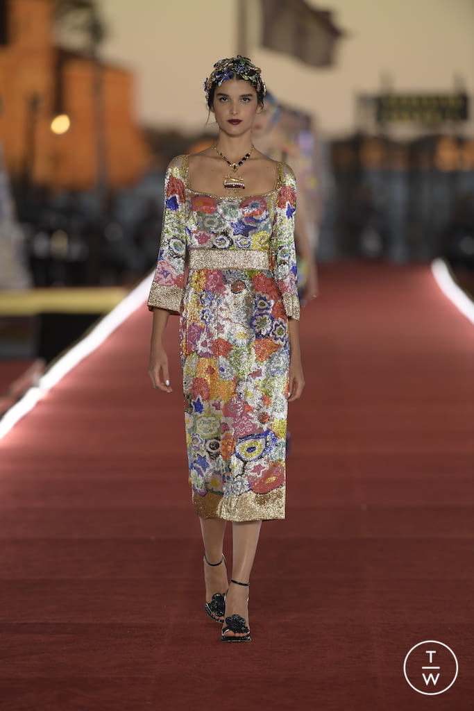 Fashion Week Paris Fall/Winter 2021 look 43 from the Dolce & Gabbana collection couture