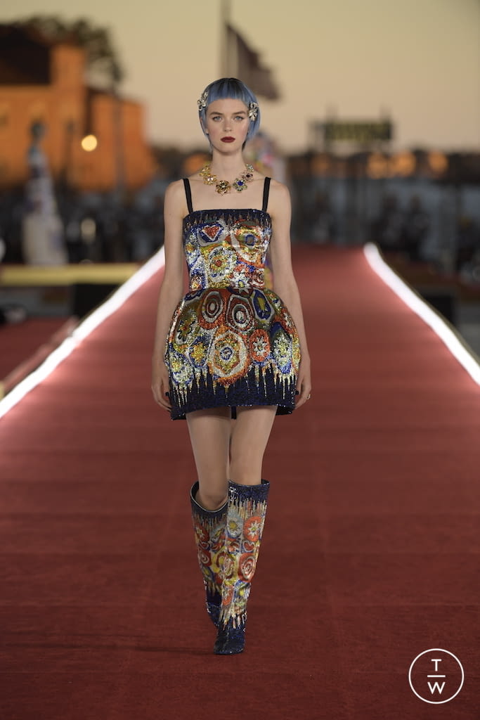 Fashion Week Paris Fall/Winter 2021 look 44 from the Dolce & Gabbana collection 高级定制