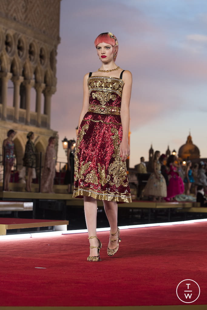 Fashion Week Paris Fall/Winter 2021 look 62 de la collection Dolce & Gabbana couture