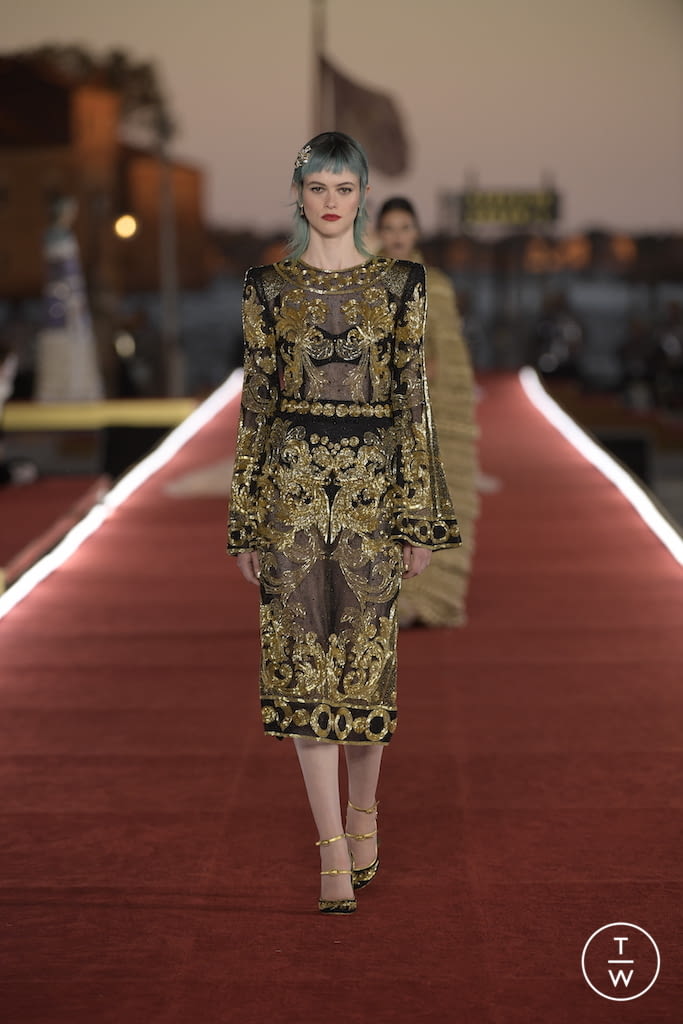 Fashion Week Paris Fall/Winter 2021 look 64 from the Dolce & Gabbana collection couture