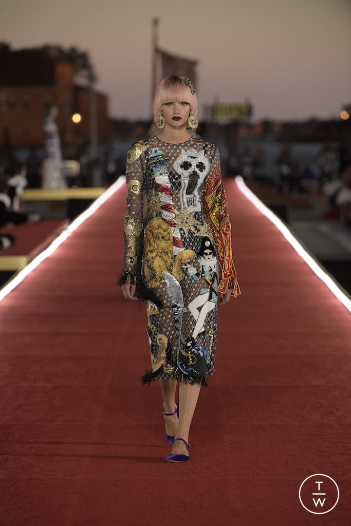 Fashion Week Paris Fall/Winter 2021 look 70 from the Dolce & Gabbana collection 高级定制