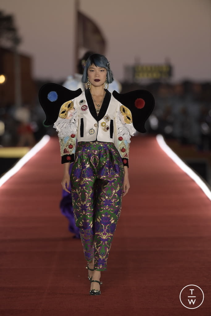 Fashion Week Paris Fall/Winter 2021 look 72 from the Dolce & Gabbana collection couture