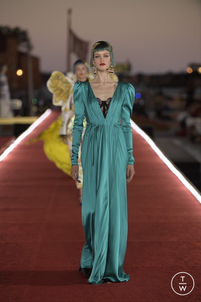 Fashion Week Paris Fall/Winter 2021 look 75 de la collection Dolce & Gabbana couture