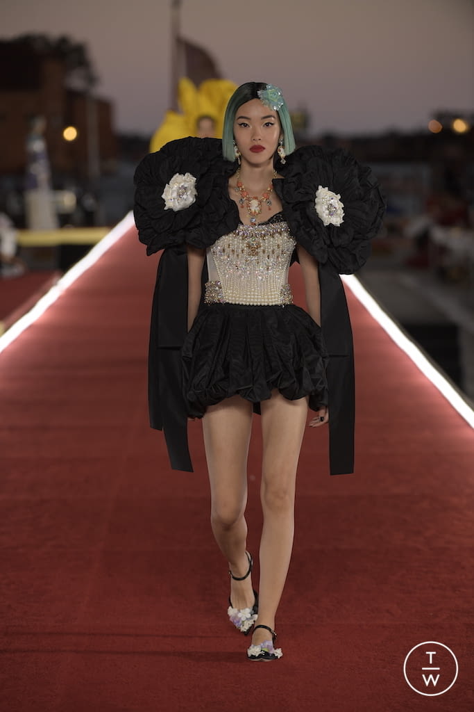 Fashion Week Paris Fall/Winter 2021 look 81 from the Dolce & Gabbana collection 高级定制