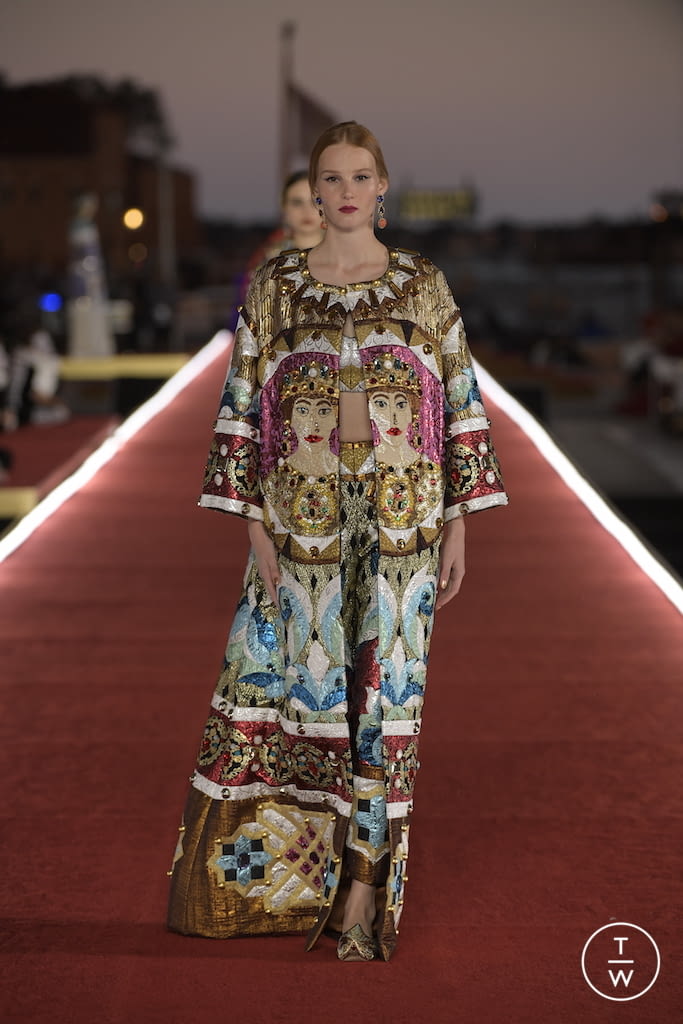 Fashion Week Paris Fall/Winter 2021 look 87 de la collection Dolce & Gabbana couture