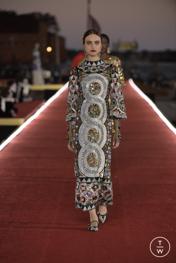 Fashion Week Paris Fall/Winter 2021 look 88 from the Dolce & Gabbana collection 高级定制