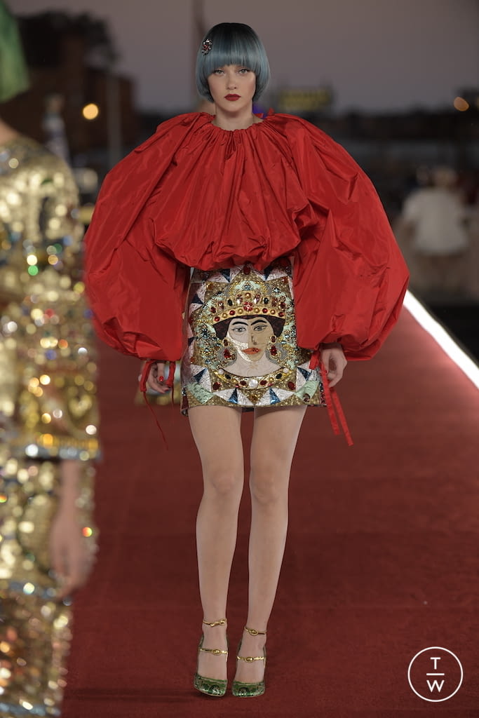 Fashion Week Paris Fall/Winter 2021 look 92 from the Dolce & Gabbana collection 高级定制