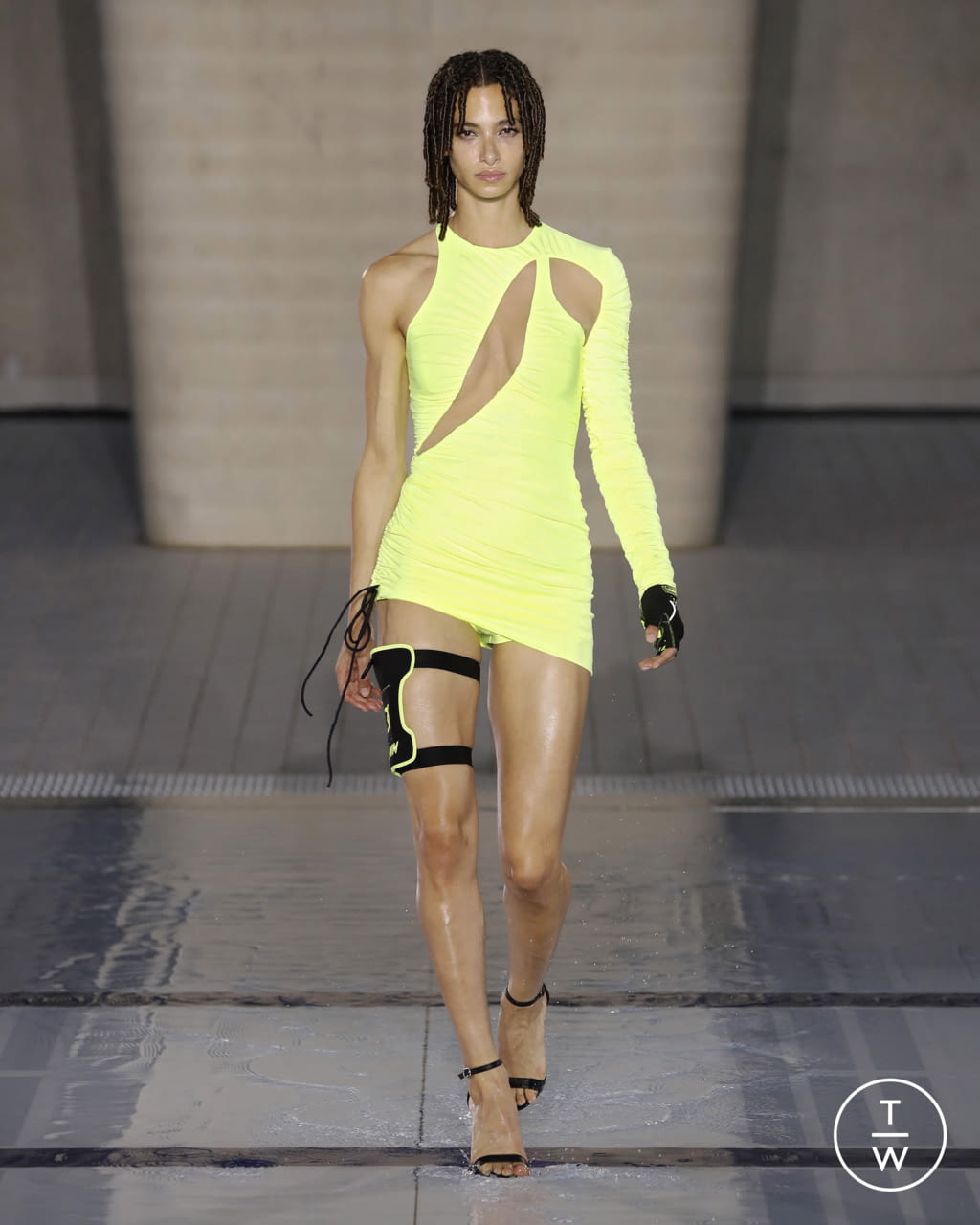 Fashion Week London Spring/Summer 2022 look 2 from the David Koma collection 女装