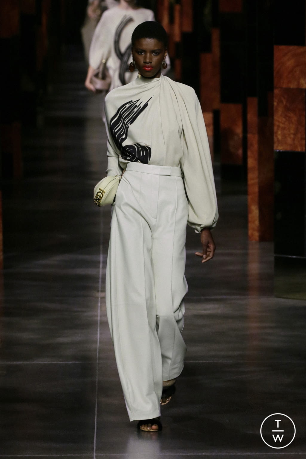Fashion Week Milan Spring/Summer 2022 look 18 from the Fendi collection 女装