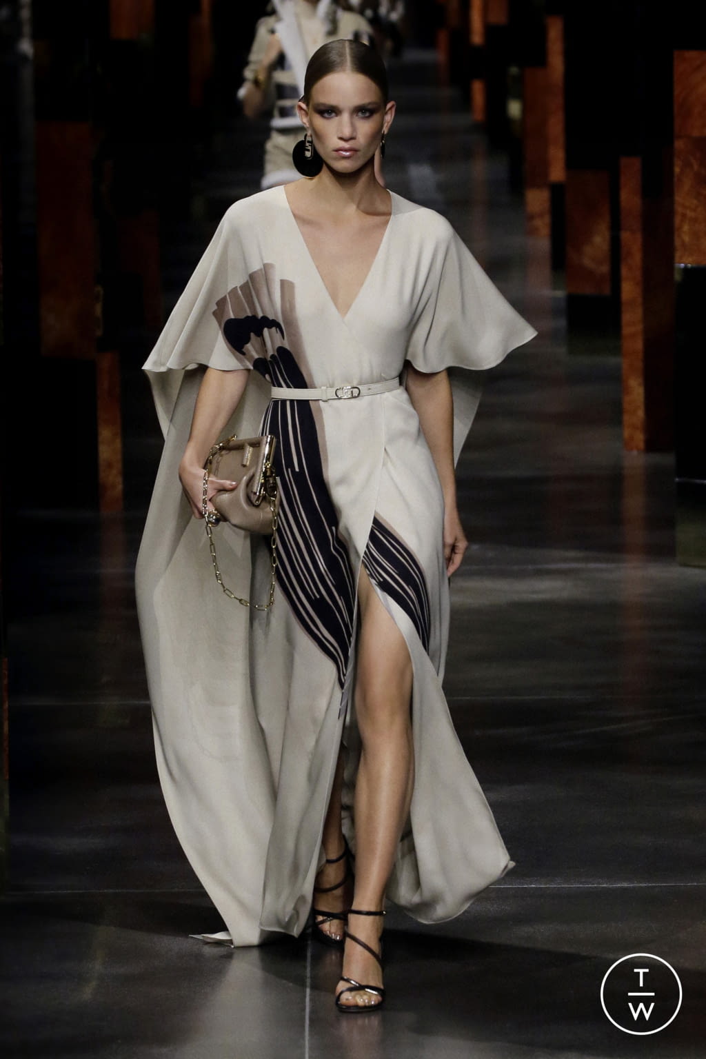 Fashion Week Milan Spring/Summer 2022 look 20 de la collection Fendi womenswear